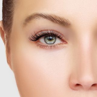 Ameliorează umflăturile și uscăciunea ochilor